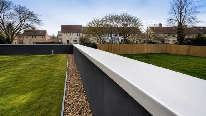 Parapet Wall Coping: The Complete UK Guide to Materials, Types, Installation and Specification 4 Modern backyard flat roof with white parapet wall coping and neat residential setting