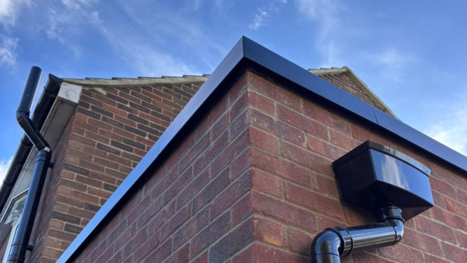 Aluminium Wall Coping: A Practical UK Guide for Specifiers & Contractors 7 Aluminium wall coping internal corner joint detail showing a precise finish on a brick wall structure