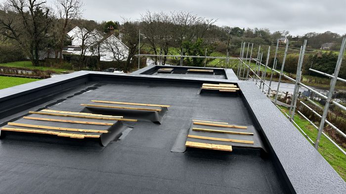 Parapet Coping: Getting the Roof Edge Right on UK Buildings 5 Parapet coping protecting the top of a flat roof parapet wall